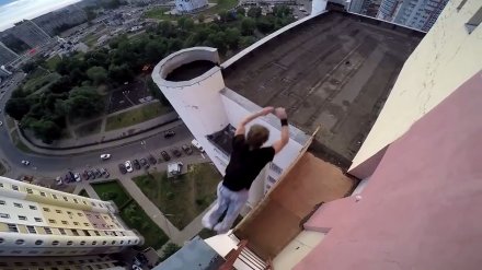 Опасные трюки воронежских экстремалов на крышах многоэтажек попали на видео