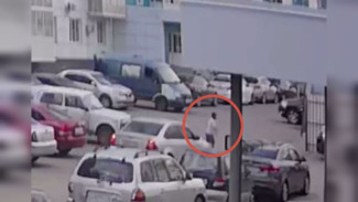 Мальчик на самокате едва не попал под колёса легковушки в воронежском ЖК