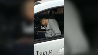 Скандальное видео с уснувшим со шприцем в руках воронежским таксистом дошло до МВД
