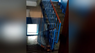 Коммунальщики назвали причину ливня в подъезде воронежской многоэтажки
