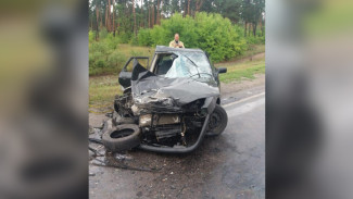 В Воронежской области при лобовом столкновении двух авто пострадали 4 взрослых и ребёнок