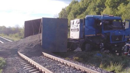 В Воронежской области грузовик врезался в движущийся тепловоз