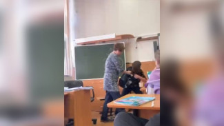 В воронежской школе сцепились учитель и ребёнок: появилось видео