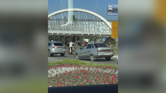 Момент ДТП с «перевёртышем» на проспекте Патриотов в Воронеже записали на видео