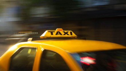 В Воронеже женщина отдала таксисту 250 тысяч в пакете