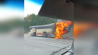 Рейсовый автобус вспыхнул на трассе М-4 «Дон» по направлению из Липецкой области в Воронеж