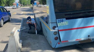 В Воронеже автобус провалился под асфальт