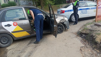 В Воронеже врезавшийся в дерево водитель «‎Яндекс.Go» отказался от теста на наркотики