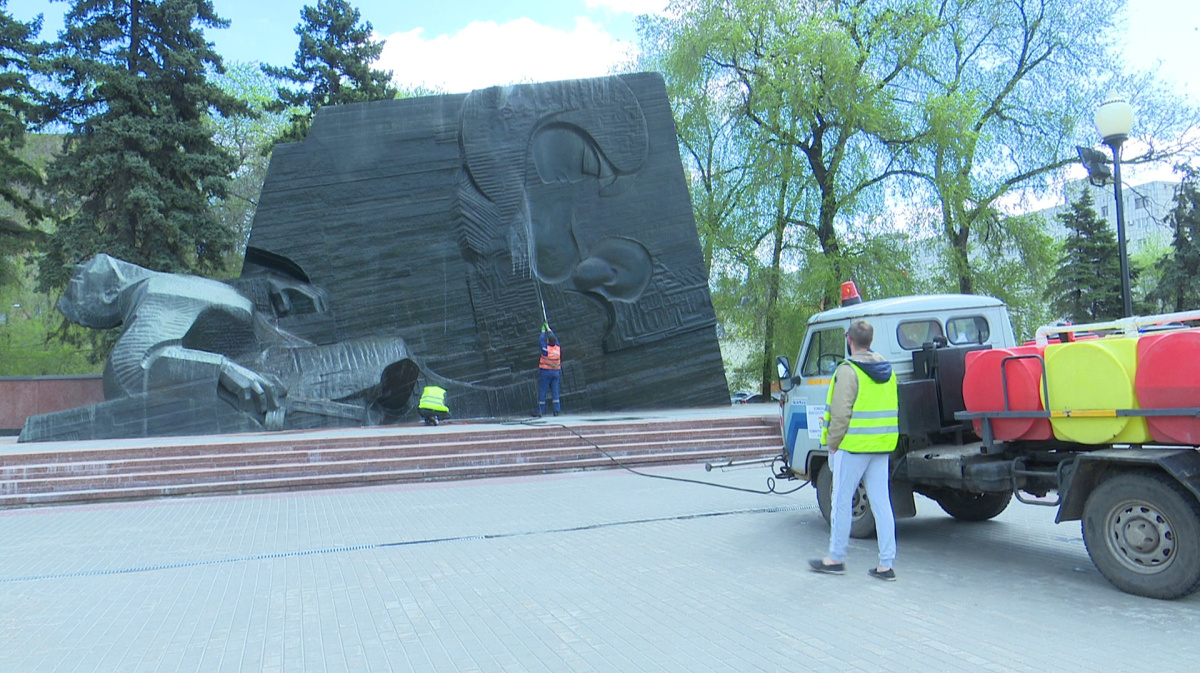 В Воронеже ко Дню Победы помыли памятник Славы – Новости Воронежа и  Воронежской области – Вести Воронеж