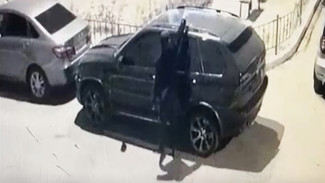 В Воронеже неизвестный облил кислотой BMW: появилось видео 