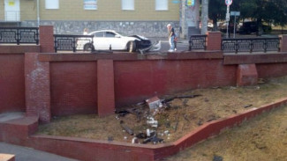 Водитель Infiniti разгромил ограждение у Каменного моста в Воронеже