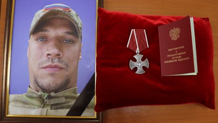 Матери погибшего на СВО воронежского бойца передали орден Мужества