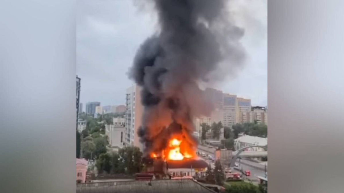 Ракетная опасность в воронеже воронеж сегодня. Пожар ДНС Воронеж. Пожар на автовокзале Воронеж. Сгорел ДНС В Воронеже. Сгоревший магазин ДНС.