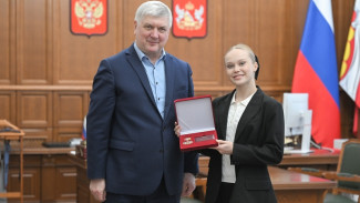 Ангелине Мельниковой вручили почётный знак «Благодарность от земли Воронежской»