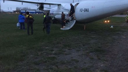Фото: пассажиры самолёта, выкатившегося со взлётной полосы в Воронеже, поблагодарили экипаж за спасение