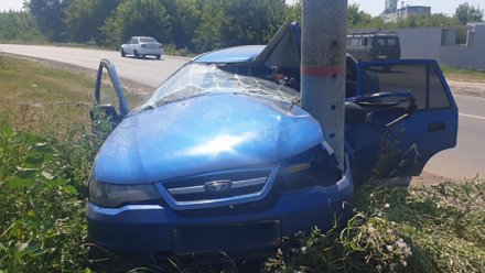 В Воронежской области легковушка взяла на таран столб: водитель и пассажир пострадали