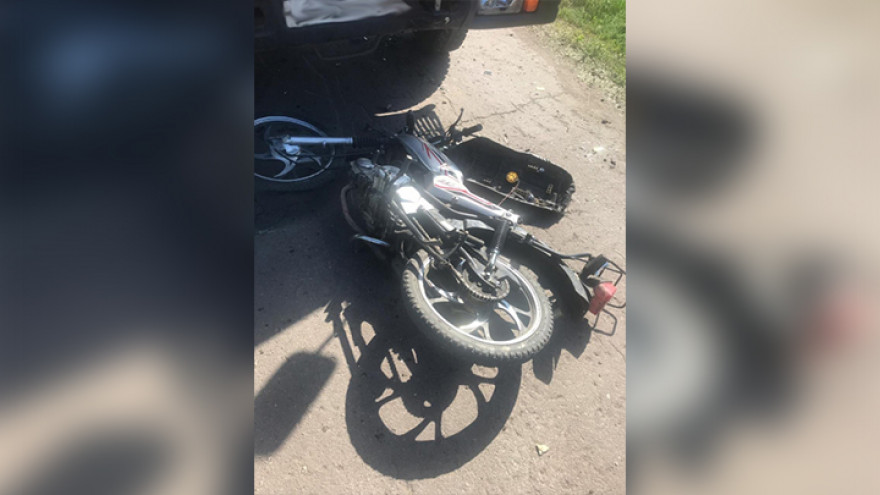 В Воронежской области двое школьников на мопеде врезались в «КамАЗ»