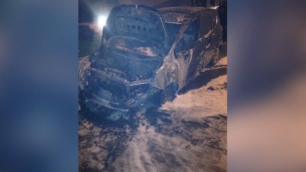 Toyota сгорела дотла в Центральном районе Воронежа