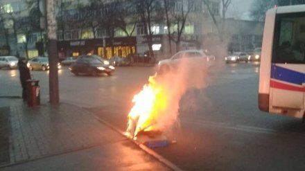 В Воронеже ищут дворника, решившего сжечь мусор прямо на остановке