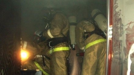 В Воронежской области спасатель рухнул с высоты более 2 метров при тушении пожара