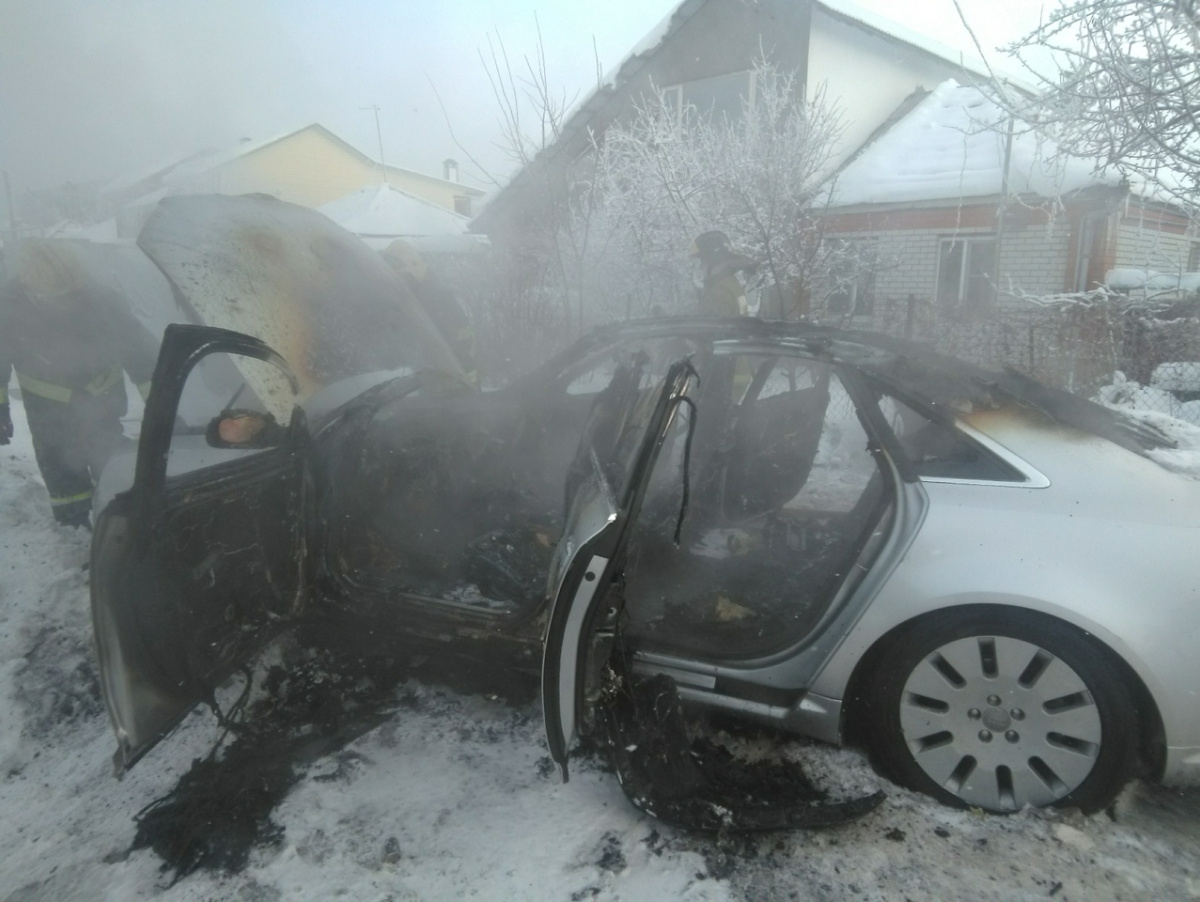 Очевидцы: в Воронеже пьяный мужчина случайно сжёг свою люксовую иномарку –  Новости Воронежа и Воронежской области – Вести Воронеж