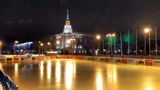 В Воронеже заработал каток на площади Ленина