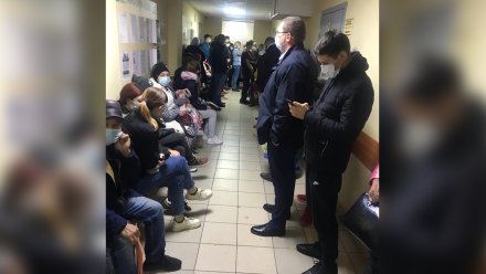 Воронежцы пожаловались на 5-часовые очереди из температурных больных в районной больнице