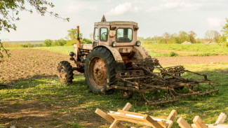 Разнорабочий упал с трактора и получил тяжёлые травмы на предприятии под Воронежем