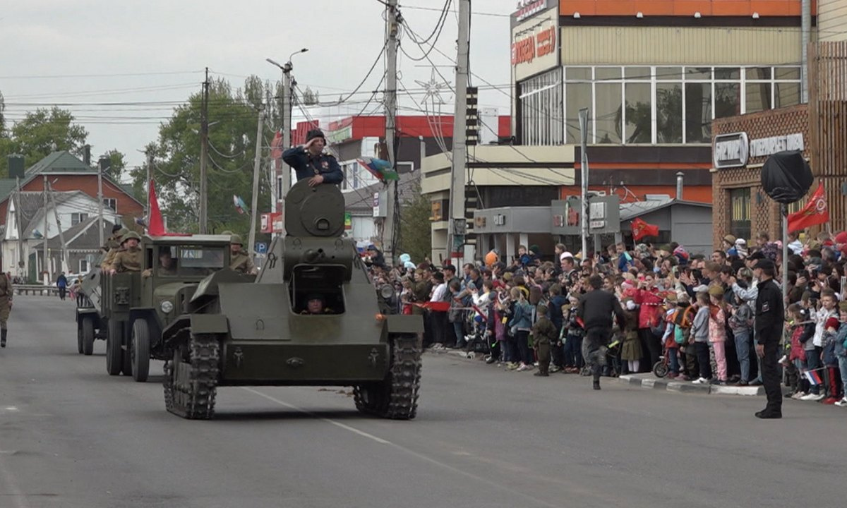 С военной техникой и размахом. Каким был Парад Победы в воронежской Новой  Усмани – Новости Воронежа и Воронежской области – Вести Воронеж