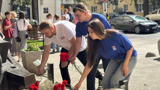 В Воронеже активисты «Единой России», молодогвардейцы и общественники почтили память детей