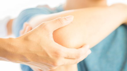 «Я осталась без правой руки». Многодетная мать получила травму из-за гололёда в Воронеже