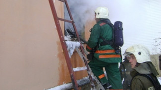 Мужчину спасли из горящего дома в Воронежской области