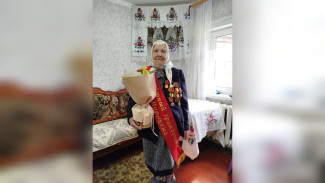 Мэр Воронежа поздравил с днём рождения награждённую орденом зенитчицу