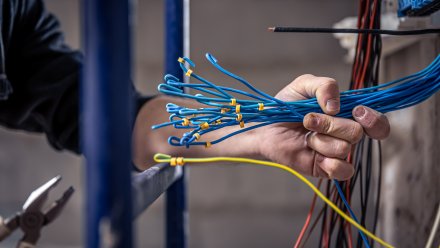 Воронежский техник упал с высоты 3,5 метра при подключении клиента к сети связи