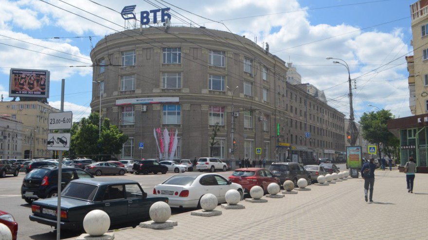 В Воронеже обвиняемая в обмане 8 подчинённых экс-директор книжного магазина сбежала от суда