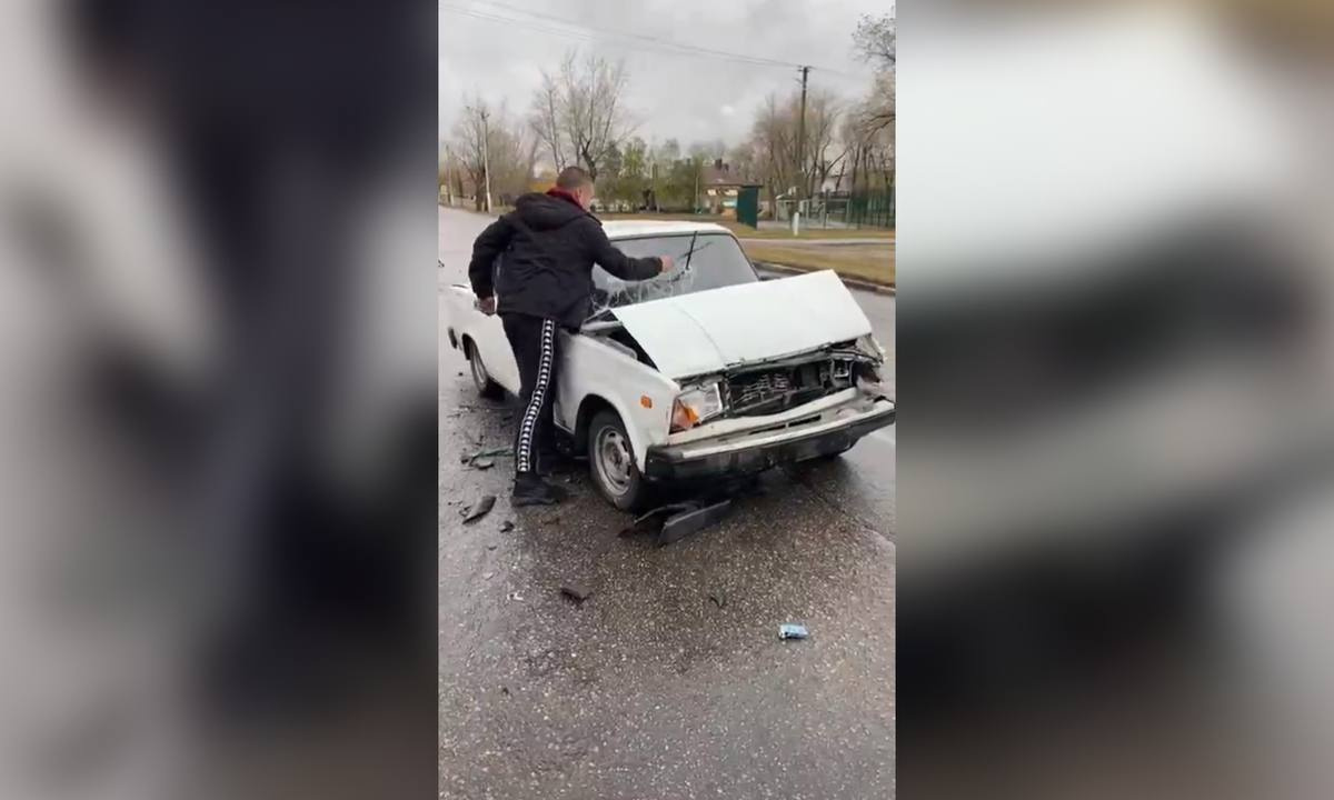 В Лисках парень после ДТП со злости разбил стекло своей машины: появилось  видео – Новости Воронежа и Воронежской области – Вести Воронеж