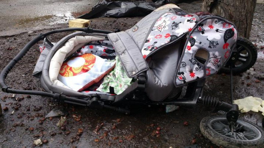 В воронежском селе 2-летняя девочка подожгла коляску с младенцем