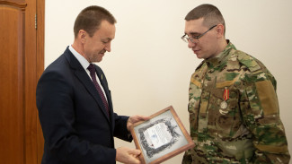Воронежский разведчик передал председателю облдумы благодарность за помощь бойцам СВО