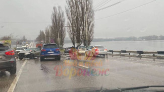 В Воронеже на Чернавском мосту столкнулись 4 машины: есть пострадавший