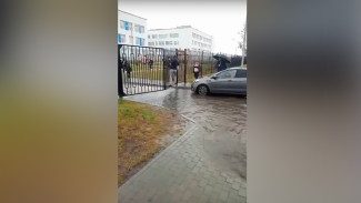 «Все мокрые идём домой». Под Воронежем из-за ливня затопило проход к школе