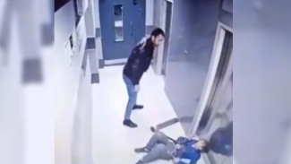 В Воронеже мужчина избил подростка в подъезде многоэтажки: появилось видео 