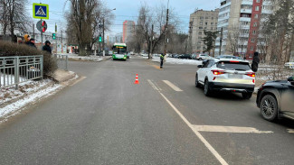 В Воронеже злостный нарушитель ПДД за рулём «Лады» сбил на светофоре женщину