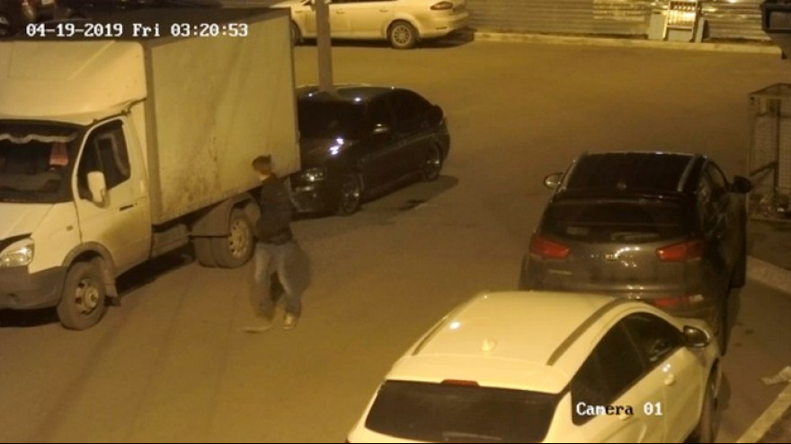 В Воронеже поджигателя авто записали камеры наблюдения