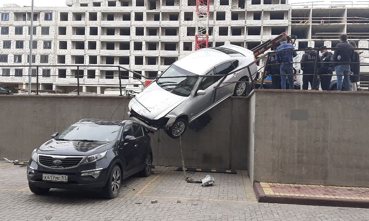 В воронежском «Олимпийском» автомобиль после ДТП упал на крышу  припаркованной машины – Новости Воронежа и Воронежской области – Вести  Воронеж