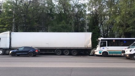 Мэр Воронежа сообщил о госпитализации пяти пострадавших после ДТП с маршруткой