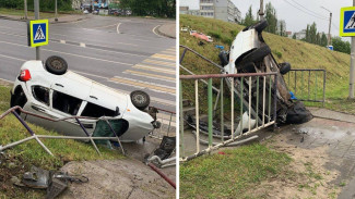 В Воронеже возле пешеходного перехода перевернулась «Лада Калина»