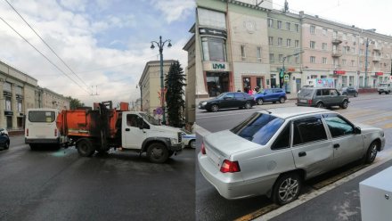 Мусоровоз и маршрутка попали в массовое ДТП в центре Воронежа