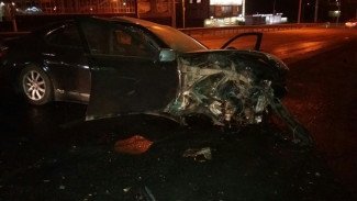 В Воронеже попавший в аварию Mercedes снёс фонарный столб и дерево