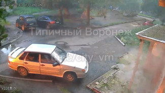 Видеорегистратор снял момент атаки БПЛА на дом в центре Воронежа