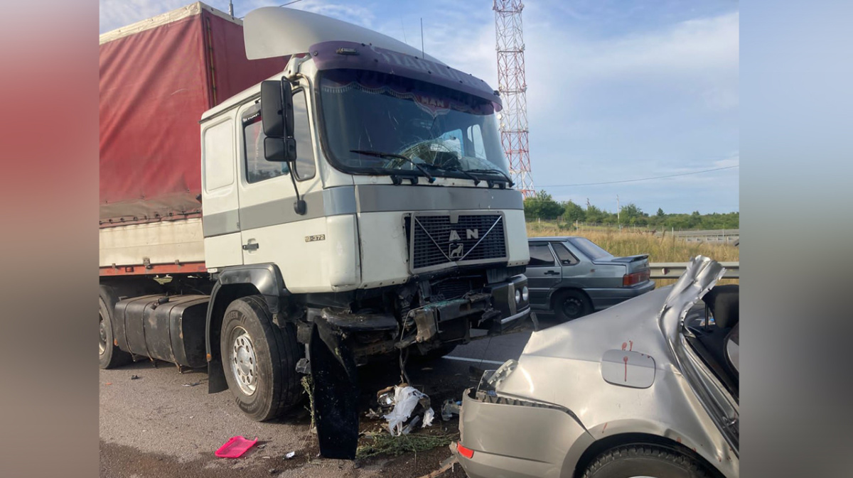 Пассажирка легковушки и водитель фуры пострадали в ДТП с 5 машинами на  воронежской трассе – Новости Воронежа и Воронежской области – Вести Воронеж